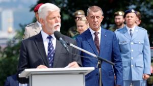 Falešné příměří s Hradem: Babiš odložil sekeru, pod stolkem ale s Macinkou brousí nože na Petra Pavla Falešné příměří s Hradem: Babiš odložil sekeru, pod stolkem ale s Macinkou brousí nože na Petra Pavla