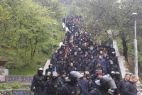 Pražské derby Sparta Slavia: Fotbaloví fanoušci z Letné pochodovali do Vršovic v doprovodu policistů