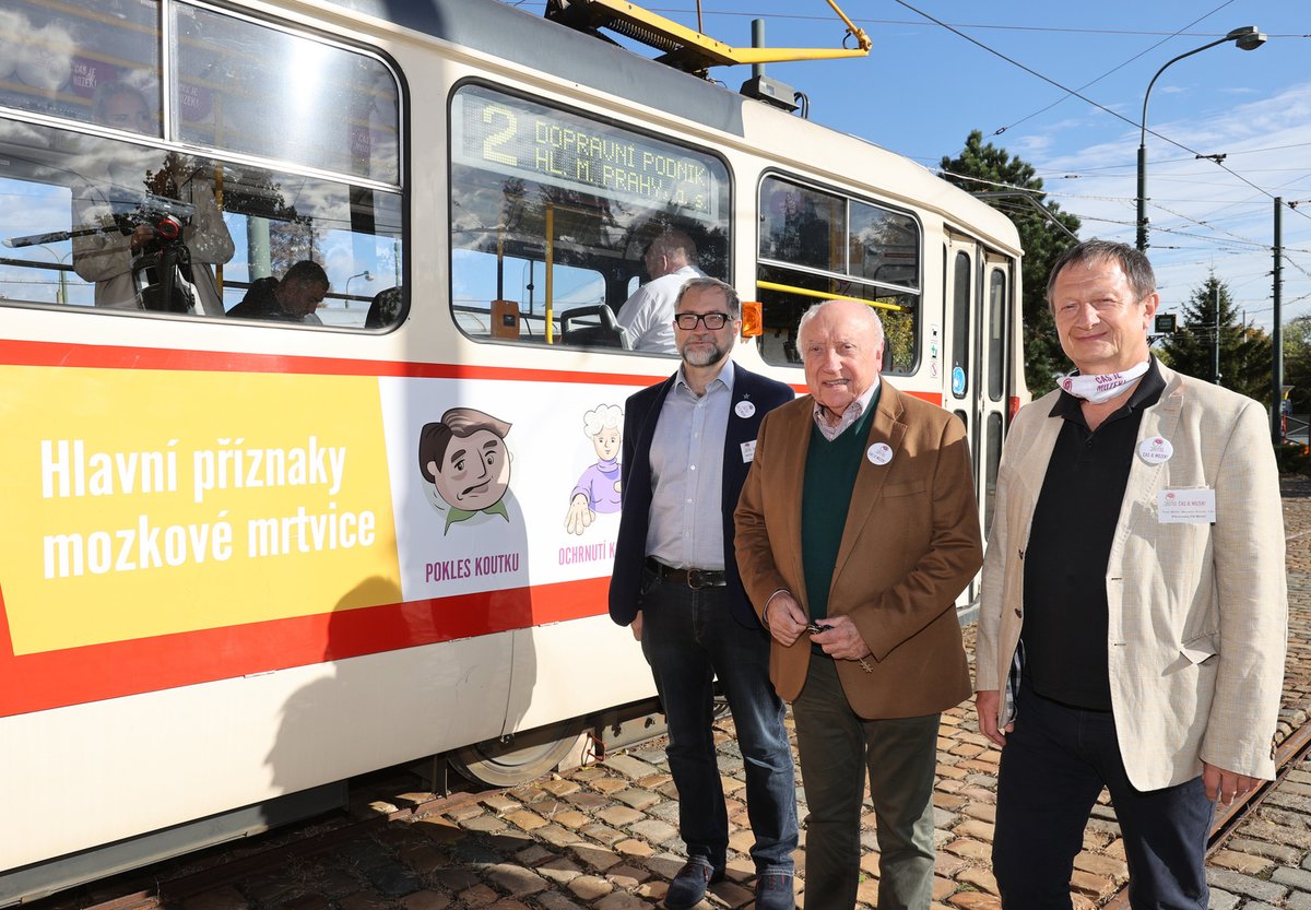 Aleš Tomek, Felix Slováček a Miroslav lRoček před tramvají, která šířila osvětu.