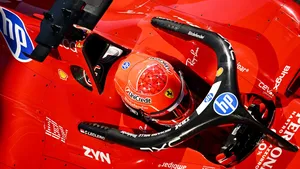 Ferrari nasadilo vylepšený motor a speciální barvy. Leclerc je po pátku spokojený, Hamilton méně Ferrari nasadilo vylepšený motor a speciální barvy. Leclerc je po pátku spokojený, Hamilton méně