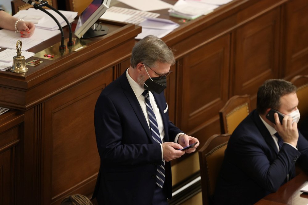 Premiér Petr Fiala (ODS) ve sněmovně často telefonoval a četl zprávy v telefonu