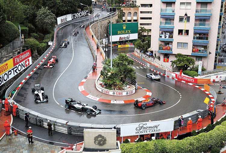 Po celou historii F1 se závodí mezi svodidly v ulicích Monaka. Podle jezdců je to jako pilotovat vrtulník v obýváku