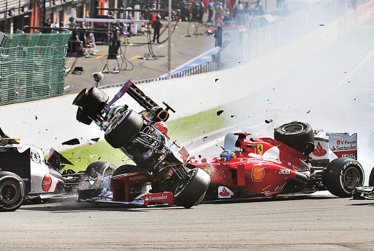 Nejnebezpečnější fází závodů je start, při kterém dochází tradičněnejvíce k nehodám (Grand Prix Belgie 2012)