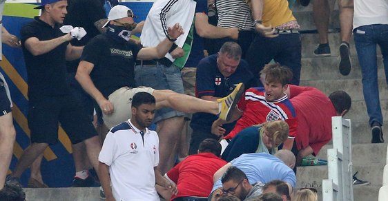 Čeká se na mrtvé? Ruští a angličtí idioti řádili na fotbalovém Euru. Policisté i pořadatelé selhali