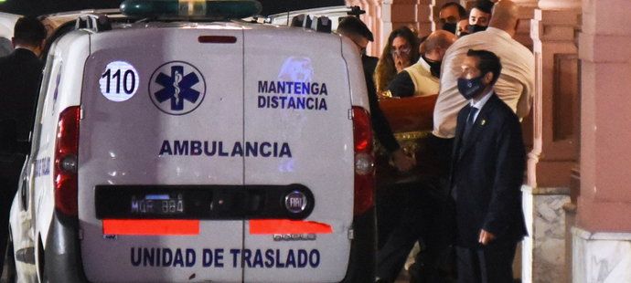 Rakev s ostatky Diega Maradony po příjezdu do prezidentského paláce v Buenos Aires