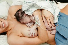 Fotky porodů: Intimní, syrové, dojemné! Podívejte se na 120 nejlepších snímků, které vás ohromí