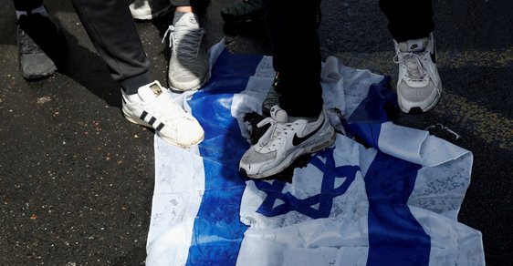Přirovnat izraelskou vlajku k hákovému kříži aneb Novodobý antisemitismus české krajní levice