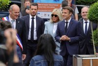 Účast u druhého kola voleb hatí ve Francii extrémní vedra. Macron odvolil s Brigitte po boku