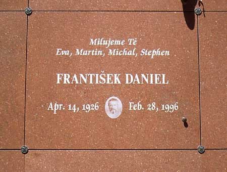 Náhrobní kámen Franka Daniela v Kalifornii.