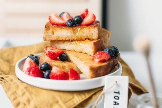 Rychlé snídaně, které vykouzlíte do 30 minut: Smaženka, francouzský toast i nadýchaná omeleta 