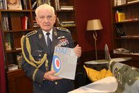 Válečný hrdina Emil Boček (96) leží v nemocnici v Brně. Zeman mu chce dát metál