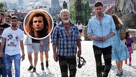 Statečné srdce Mel Gibson je v Praze! Procházka po Karlově mostě a večeře v italské restuaraci, kde si celebrity podávají dveře
