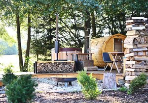 Glamping Brdy offers accommodation in luxury tents, a sauna and a bathing barrel.