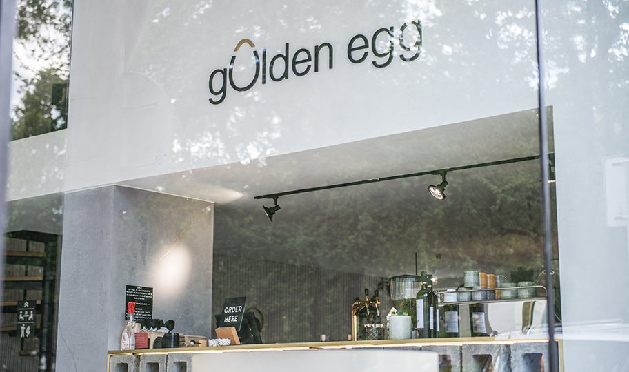 Fast food Golden Egg otevřel v přízemí Domu odborových svazů na pražském Žižkově loni v září a začal se úspěšně rozvíjet.