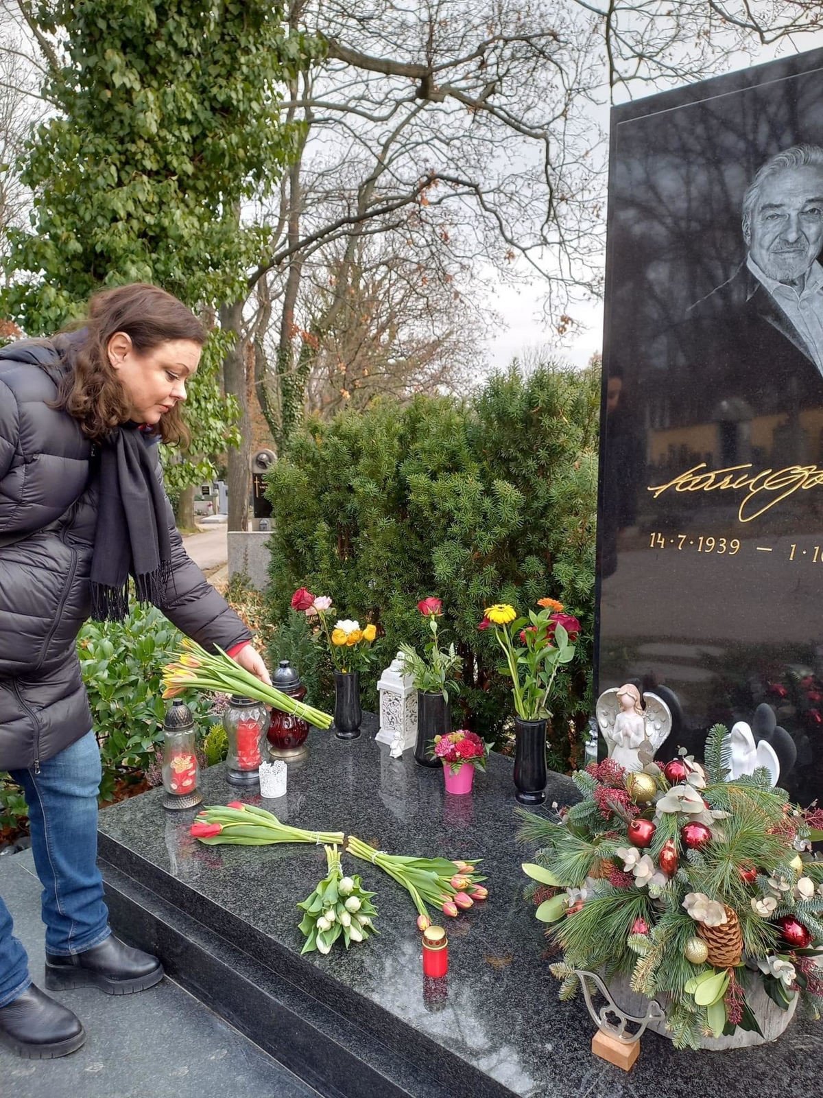 Dominika Gottová na hrobě svého táty Karla Gotta