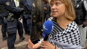 Greta podpořila studentskou vzpouru ve Francii: Hořící auta, slzný plyn a tisíce zadržených! Greta podpořila studentskou vzpouru ve Francii: Hořící auta, slzný plyn a tisíce zadržených!