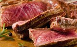 Přečtěte si, jak správně grilovat steaky, aby byly šťavnaté