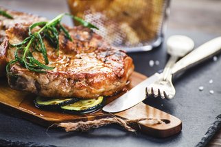 Grilovaná krkovice podle šéfkuchařů: Jak vybrat dobré maso, jak ho naložit a připravit