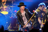 Legendy v rozpálených Letňanech! Guns'n'Roses slibují 3,5hodinovou smršť, přišly desetitisíce lidí