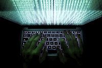 Británie viní z loňské vlny kyberútoků ruskou vládu. „Jste rusofobové,“ reagoval Kreml