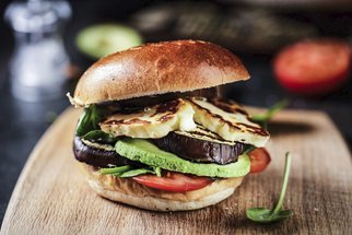 Halloumi burger: Připravte si hit letošního F.O.O.D. pikniku doma
