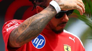 Hamilton v tréninku zablokoval Bortoleta. Trest dostal tým Hamilton v tréninku zablokoval Bortoleta. Trest dostal tým