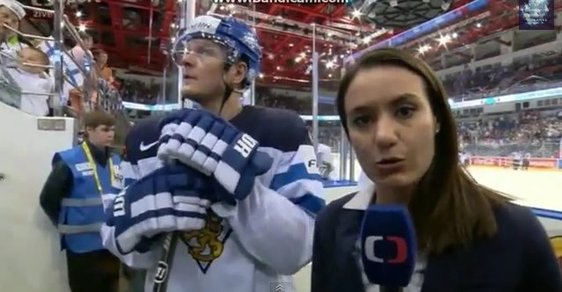 Finský hokejista odbyl reportérku ČT, protože neví