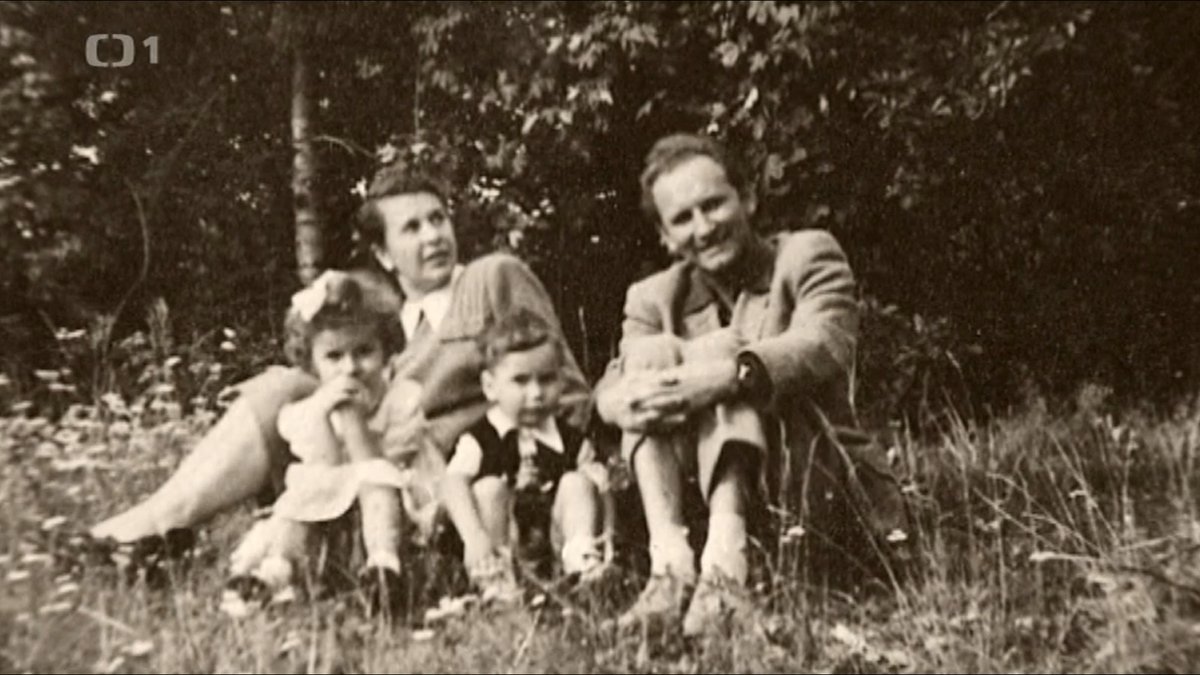 1949: Maminka Jarmila, tatínek Josef, malá Hanička Maciuchová a bráška řečený Míša.