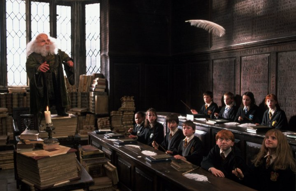 Warwick Davis, Daniel Radcliffe, Devon Murray, Rupert Grint a Emma Watsonová ve filmu Harry Potter a Kámen mudrců