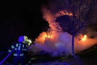 V Železném Brodě hořela kůlna: Zasahující hasiči ji zbourali
