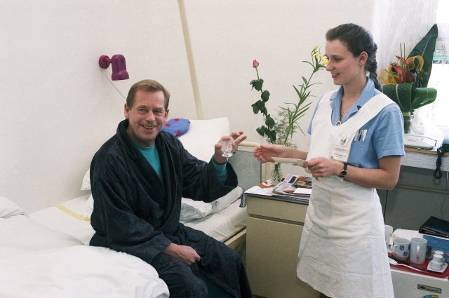 Václav Havel se chystá zapít léky ve Všeobecné fakultní nemocnici v Praze na Vinohradech v listopadu 1996.