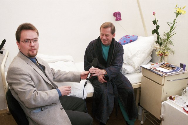 Redaktor Českého rozhlasu Robert Tamchyna natáčí v nemocničním pokoji s prezidentem Václavem Havlem pokračování Hovorů z Lán koncem listopadu 1996.