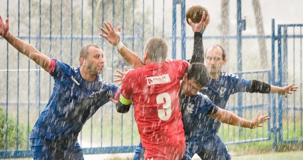Předposlední zápas v historii odehráli házenkáři Veselí nad Moravou na hřišti Drakenu Brno loni v srpnu. Pršelo, a Veselí o gól vyhrálo.