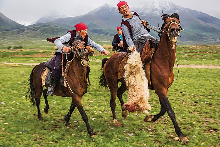 Sportovní klání nomádů v Kyrgyzstánu. Cílem je donést mrtvou ovci do soupeřova území. Praktikováno již v dobách Marca Pola