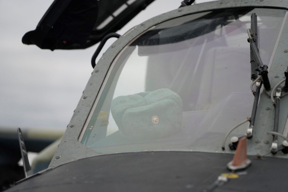 Ruská helikoptéra Ka-52 musela po zásahu přistát u Kyjeva.