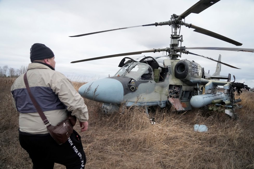 Ruská helikoptéra Ka-52 musela po zásahu přistát u Kyjeva.