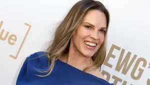 Hilary Swank (52) čeká třetí miminko! Které další slavné maminky rodily po čtyřicítce?
