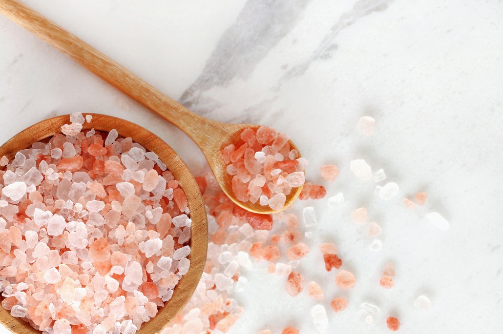 Růžová himálajská sůl se přidává třeba do zdravého ranního nápoje z vody ochucené limetkou.