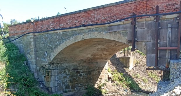 Tetčický most vznikl v roce 1892. Kočáry nahradila auta, která jej zdevastovala. Letos na podzim půjde celá stavba k zemi.