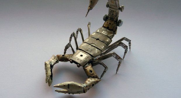 Futuretro škorpión a pavouci ze starých hodinek