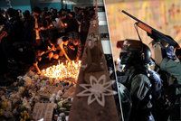 Studenta (†22) uctily tisíce lidí. Policie tvrdě zasáhla proti demonstrantům v Hongkongu