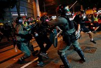Slzný plyn a pepřák: Policie tvrdě zasáhla proti demonstrantům v Hongkongu