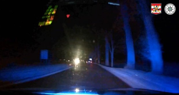 Muž (37) se zákazem řízení ujížděl v cizím autě policii na Blanensku.