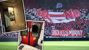 Hořká cesta do Brna: fans Zbrojovky zničili vlak, předtím je policie nahnala do kolejí Hořká cesta do Brna: fans Zbrojovky zničili vlak, předtím je policie nahnala do kolejí