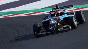 Hořkosladký víkend českého talentu v italské F4: Borenstein získal pole position, ve velký úspěch ho ale nepřetavil Hořkosladký víkend českého talentu v italské F4: Borenstein získal pole position, ve velký úspěch ho ale nepřetavil