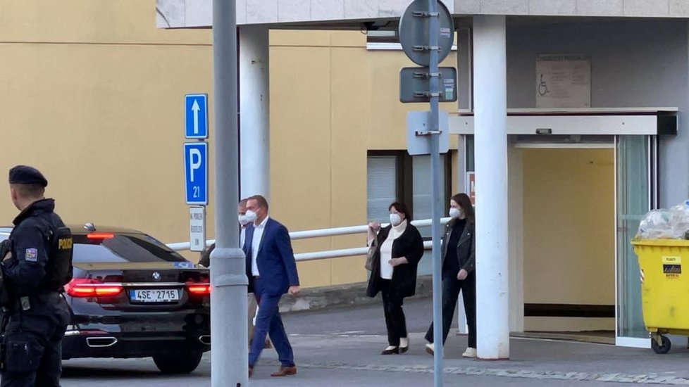 Náhlá hospitalizace prezidenta Miloše Zemana: Po pěti hodinách odchází z Ústřední vojenské nemocnice odchází žena Ivana a dcera Kateřina.