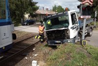 V Hostinném se srazil vlak s nákladním autem: Řidič se zranil