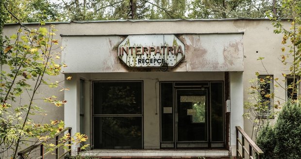 Hotel Interpatria v Jevanech chátrá