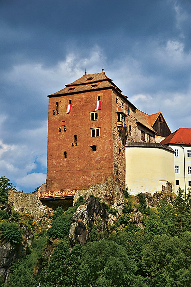 Donjon hradu Bečov je příkladem mohutné obytné věže 14. století. Všimněte si pozůstatků hned čtyř prevétů, z nichž odpad padal dolů. Logicky proto nejsou v ose pod sebou
