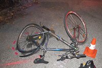 Tragická nehoda na Plzeňsku: Cyklistky chtěly odbočit ze silnice, jedna (†77) vjela přímo před auto